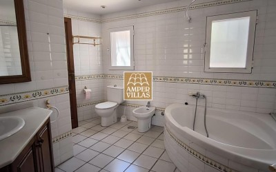 Красивая и просторная средиземноморская вилла с большими террасами.